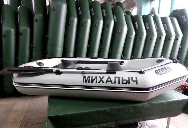 Надувная лодка Ладья Михалыч с надписью на высоком баллоне