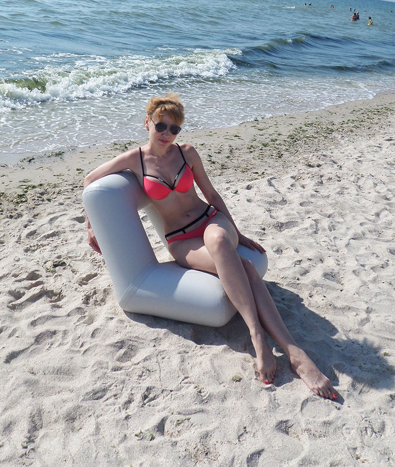 Море красивая девушка в купальнике - надувное кресло Ладья на пляже