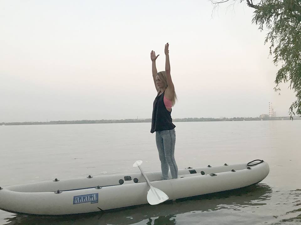 Йога на воде и байдарки ПВХ Ладья - выбираем надувной каяк для йоги